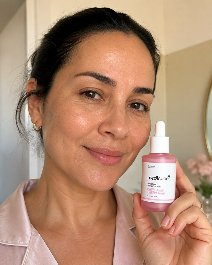 Clienta mostrando rutina skincare