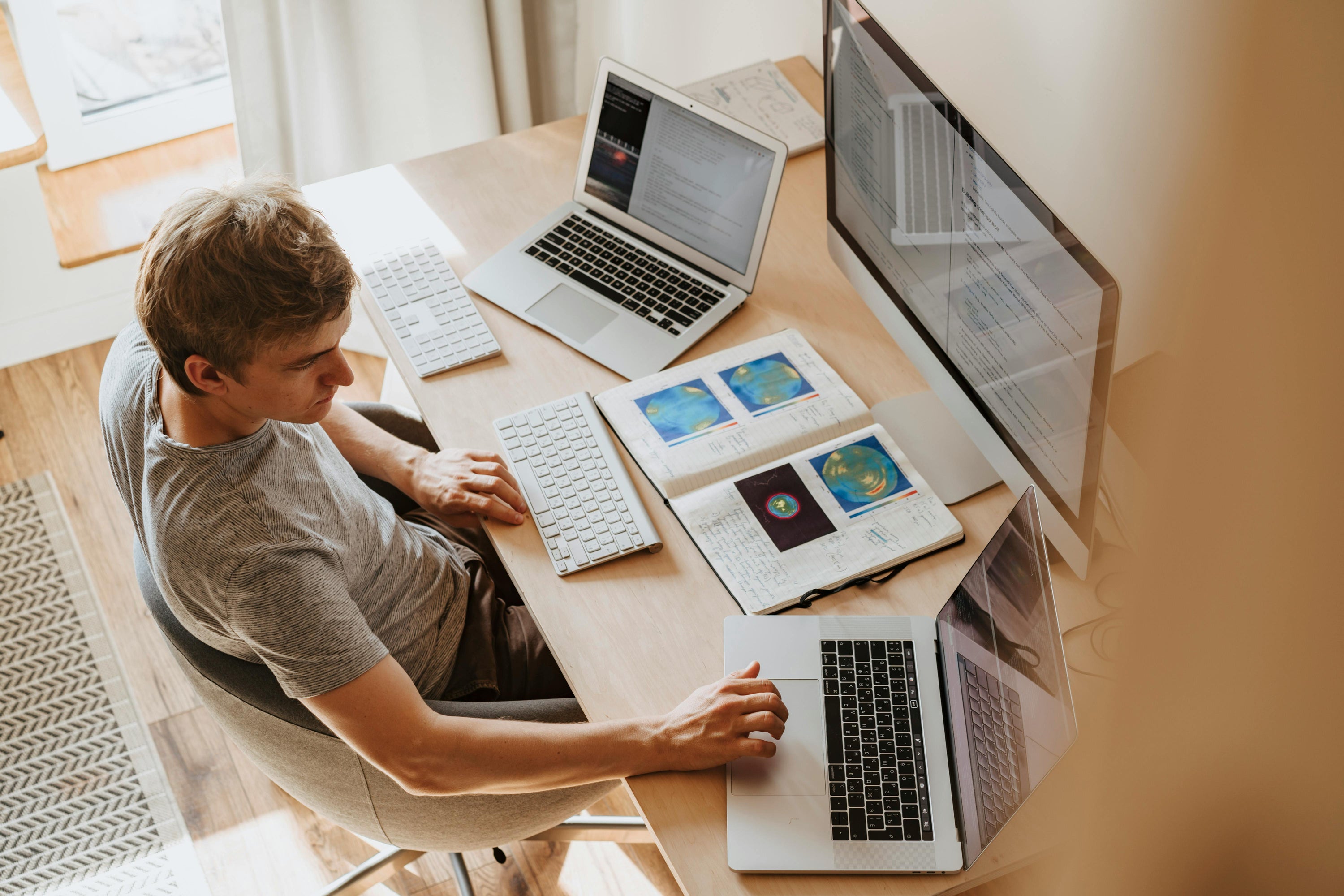 Profesional con dispositivos tech